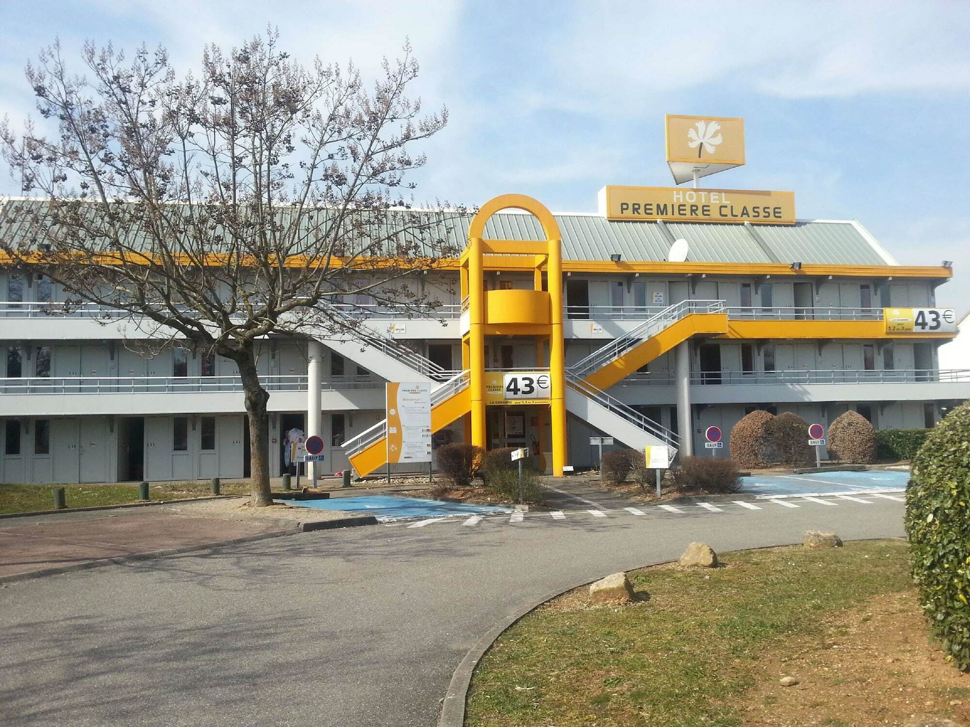 Premiere Classe Lyon Est Aeroport Saint Exupery Buitenkant foto